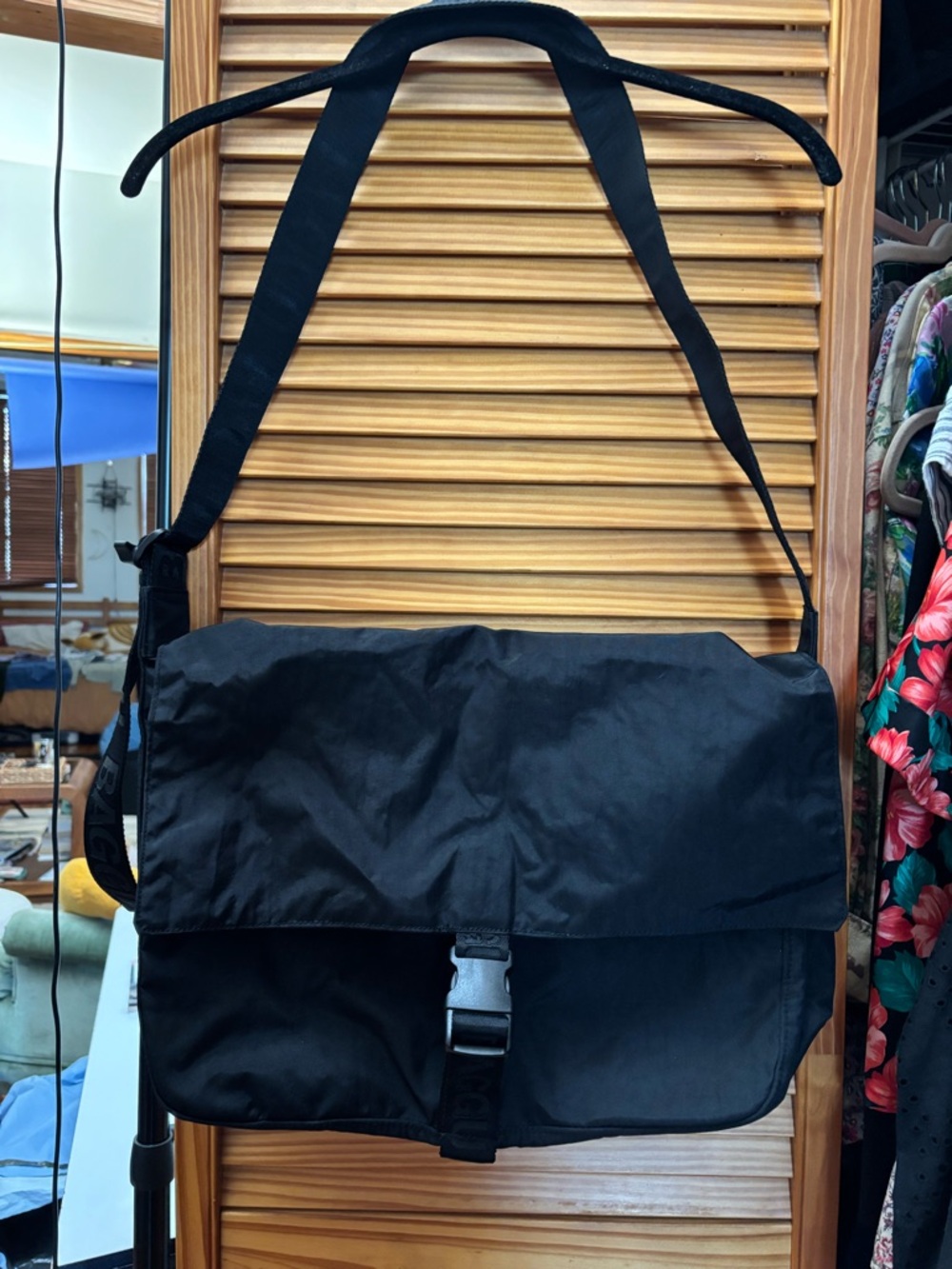 BAGGU Black Messenger Bag with Front Buckle - Picture 3 of 6